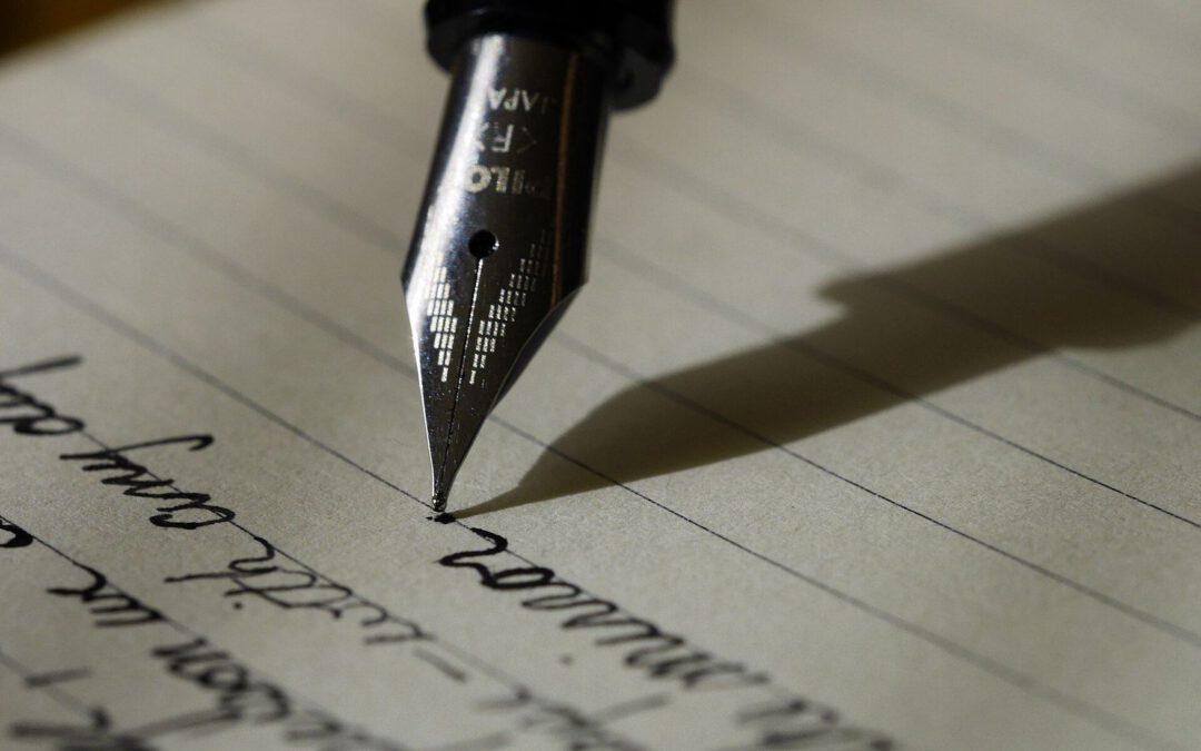 Close-up van een vulpen die met de hand tekst schrijft op gelinieerd papier